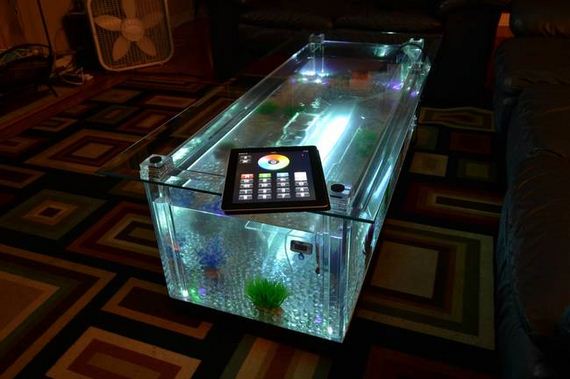 Човек сам си направи масиче со аквариум и LED светилки