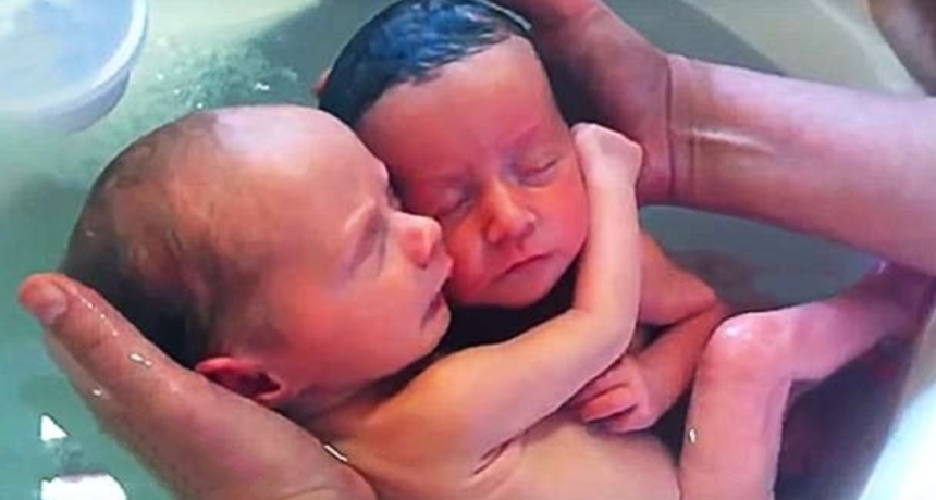 Чудо на животот: Слатки близначиња не престануваат да се прергнуваат во првата минута од раѓањето