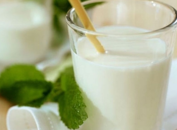 Домашен напиток со кисело млеко кој килограмите ги топи како со брзина на светлината – Се пие преку ден, а следното утро ги имате резултатите