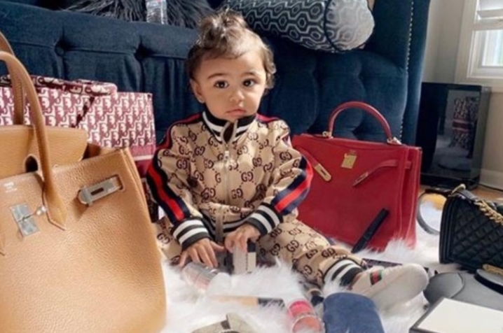 Има само 2 години, а нејзината мајка ја облекува во облека од 20.000 евра – Родена во луксуз!