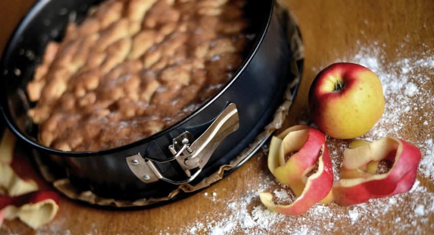 Есенски колач од јаболка и ореви – Се приготвува неверојатно лесно и има неодолива арома!