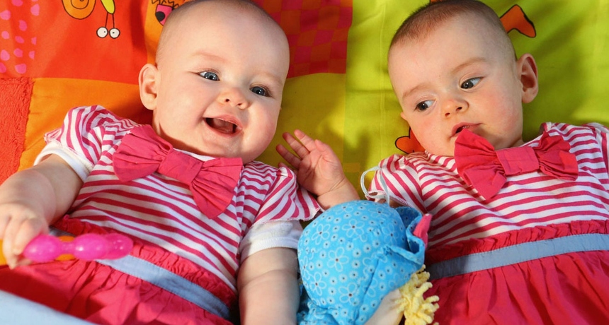 Еве како денес изгледаат близначките кои се родија со 87 дена разлика