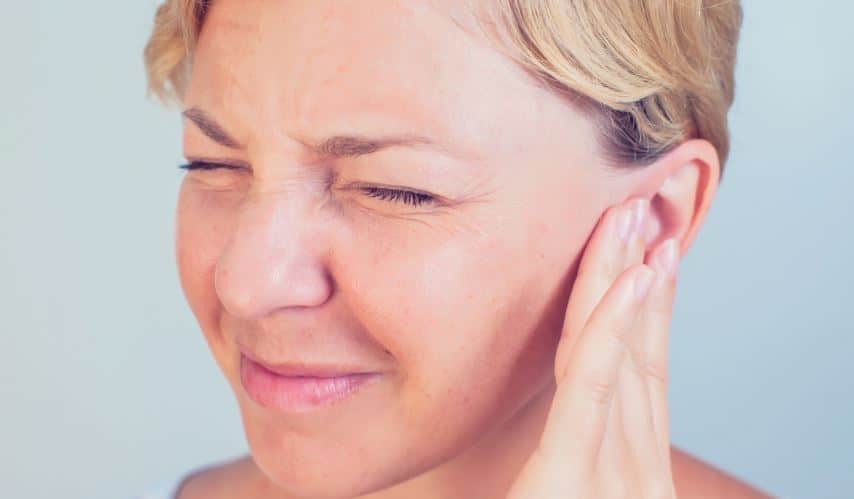 Болка во увото - Еве кога да посетите лекар и што може да направите дома