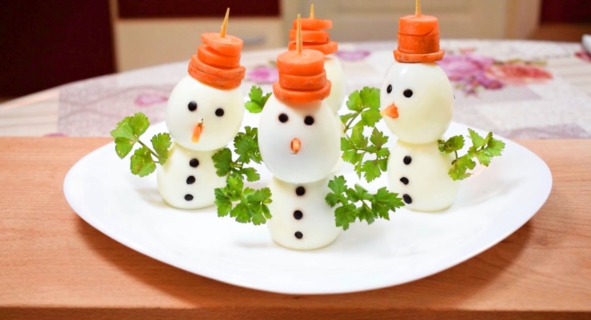 8 уникатни и лесни идеи како да ја декорирате храната за новогодишните празници