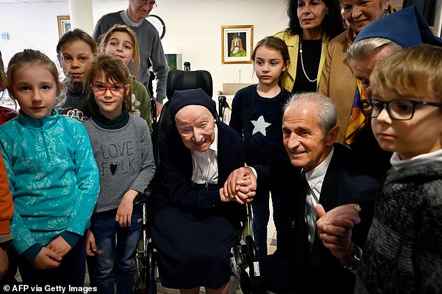 Најстарата личност во Европа го преживеа Ковид-19 и го прослави својот 117 роденден, француската калуѓерка вели дека „не се плашам од смртта“