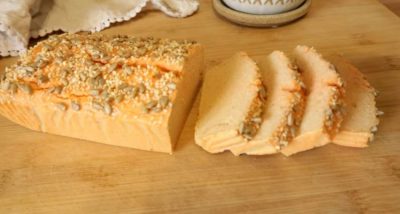 Посен домашен леб со леќа наместо брашно: Без месење на тестото, само изматете и испечете (ВИДЕО)